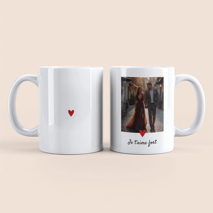 Mug blanc. Photo et texte personnalisable plus cœur rouge à droite. Cœur rouge au centre à gauche.