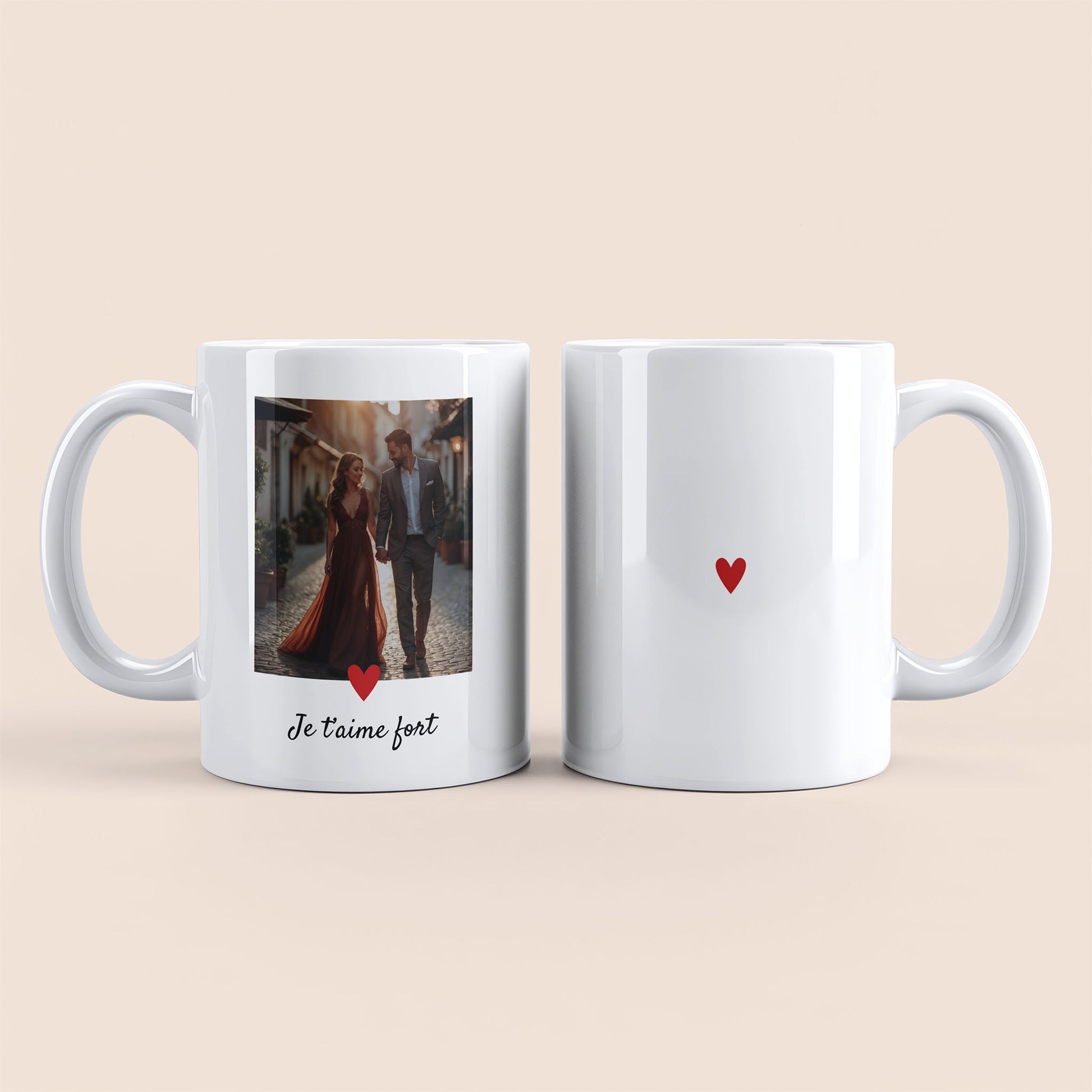 Mug blanc. Photo et texte personnalisable plus cœur rouge à gauche. Cœur rouge au centre à droite.