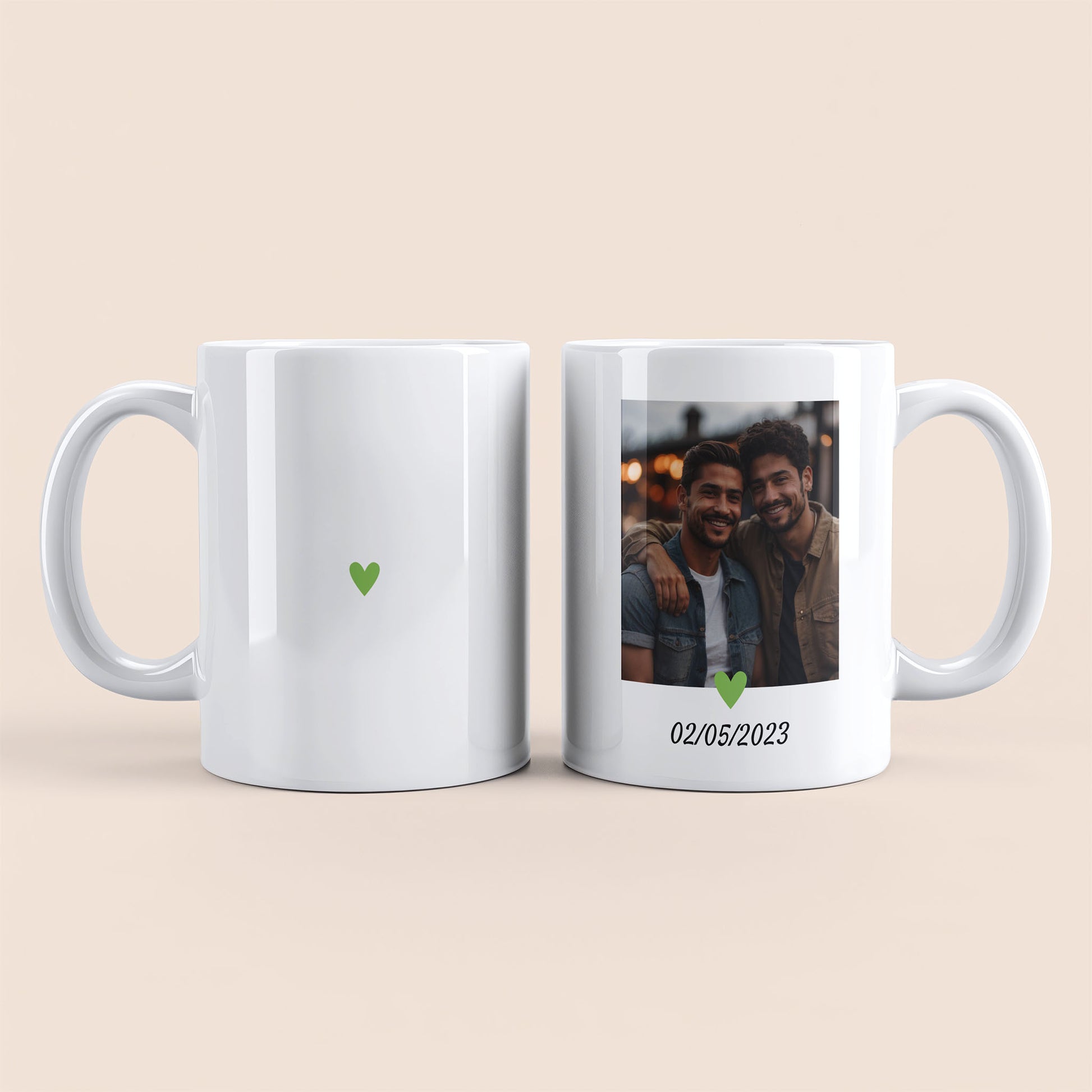 Mug blanc. Photo et texte personnalisable plus cœur vert à droite. Cœur vert au centre à gauche.
