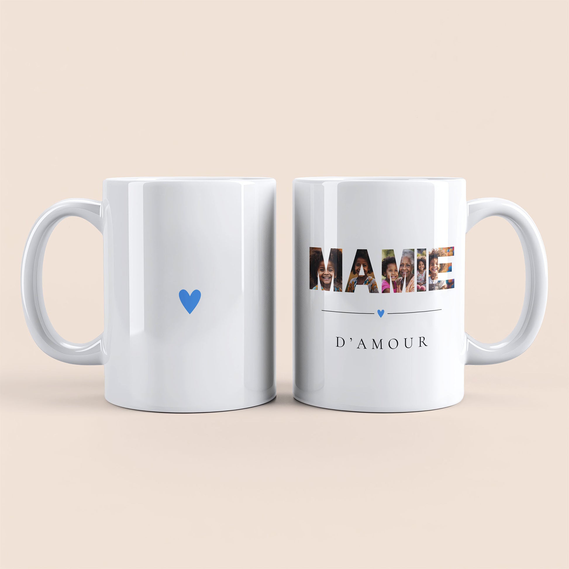 Mug blanc. Lettres "MAMIE" contenant des photos personnalisées et texte "D'amour" à droite. Cœur bleu au centre à gauche.