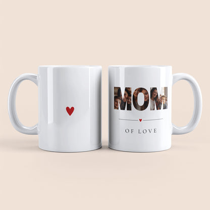 Mug blanc. Lettres "MOM" contenant des photos personnalisées et texte "of love" à droite. Cœur rouge au centre à gauche.
