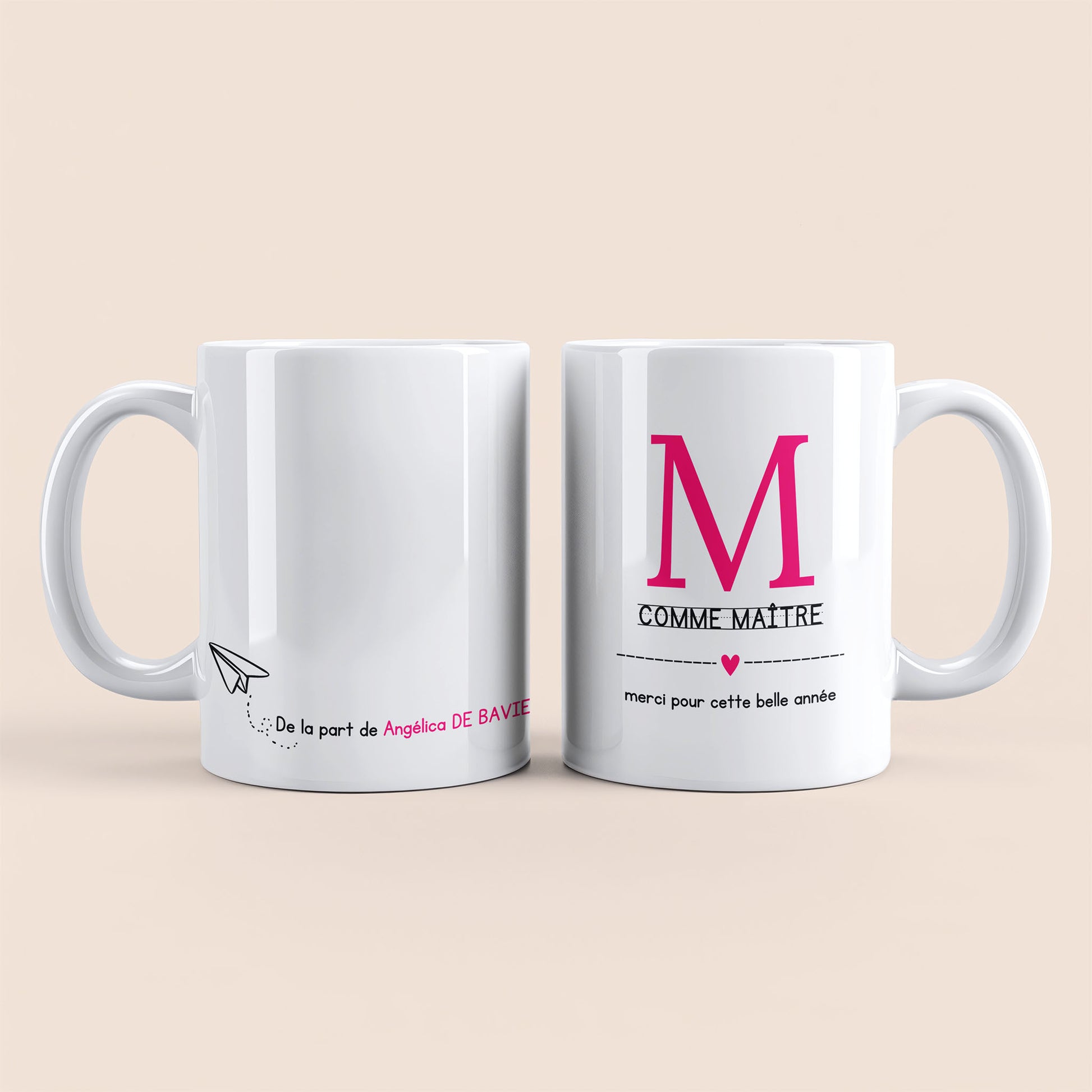 Mug blanc. Lettre M (maître) et un cœur rose plus texte à droite. Texte personnalisé avec nom à gauche.