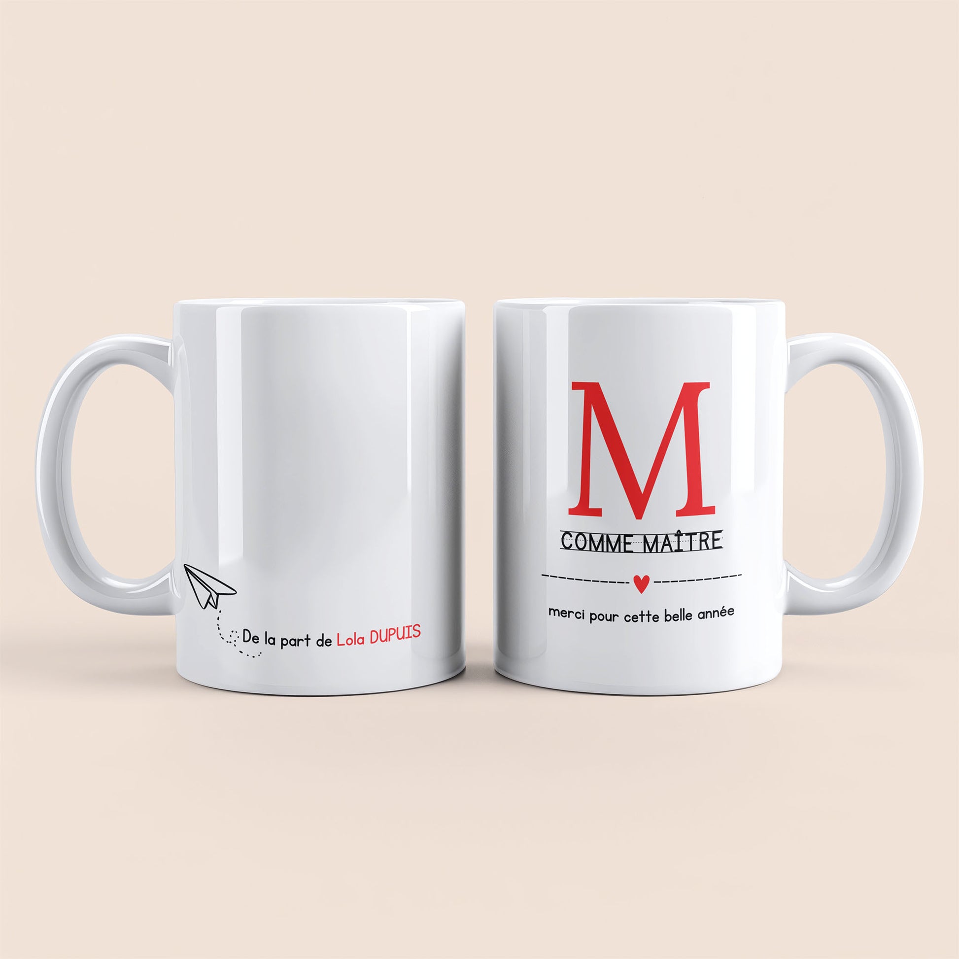 Mug blanc. Lettre M (maître) et un cœur rouge plus texte à droite. Texte personnalisé avec nom à gauche.