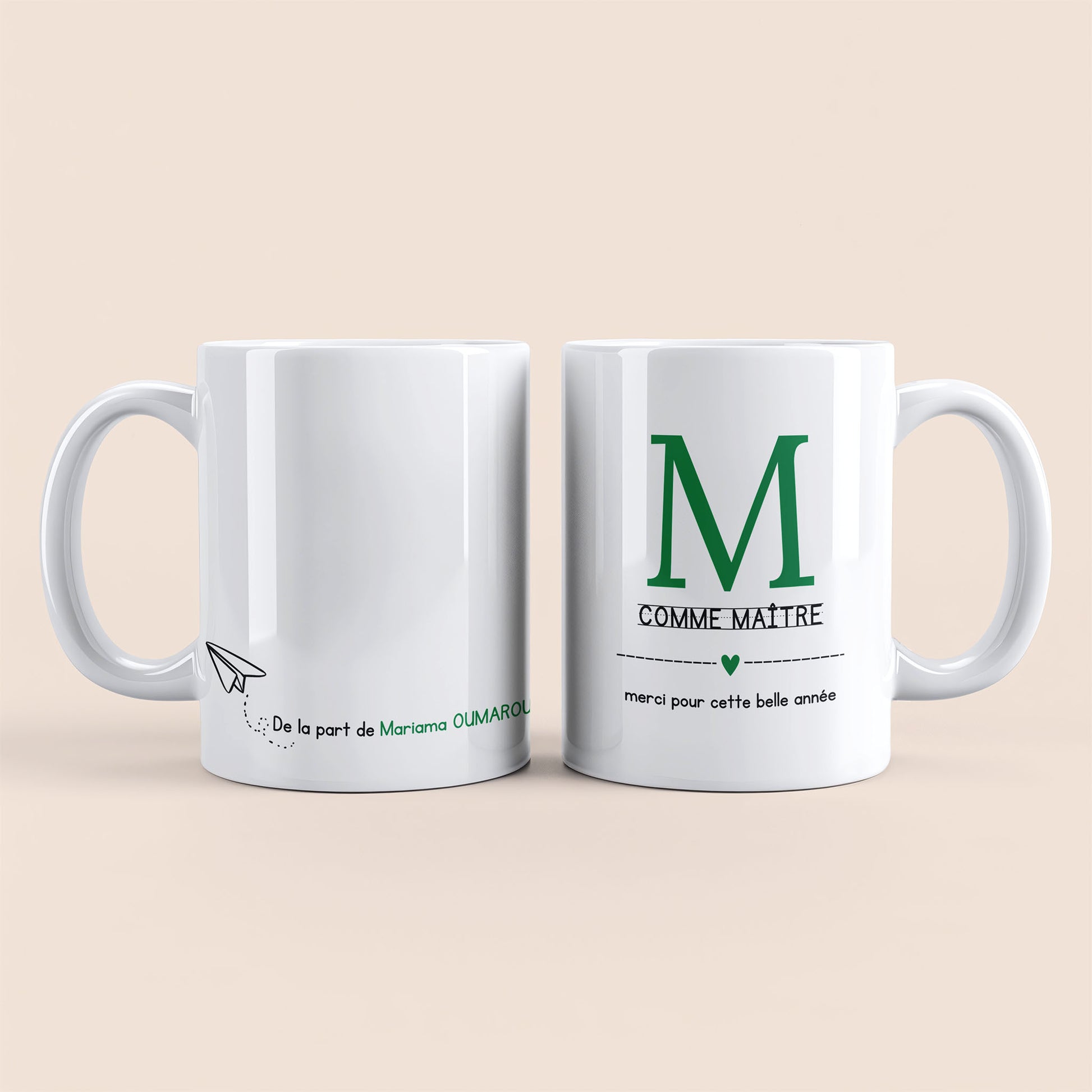 Mug blanc. Lettre M (maître) et un cœur vert plus texte à droite. Texte personnalisé avec nom à gauche.