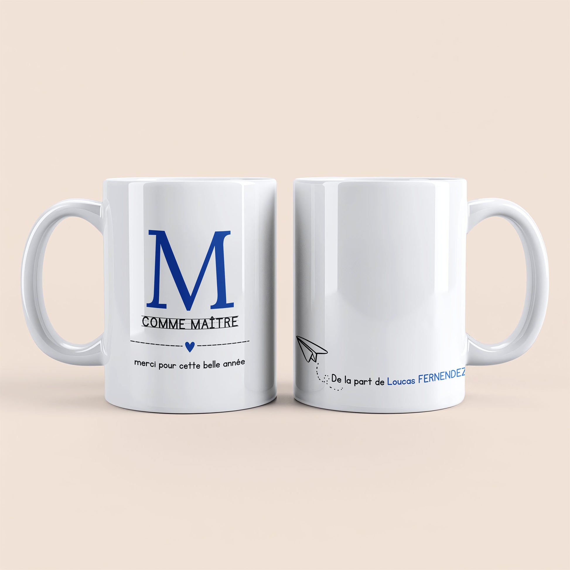 Mug blanc. Lettre M (maître) et un cœur bleu plus texte à gauche. Texte personnalisé avec nom à droite.