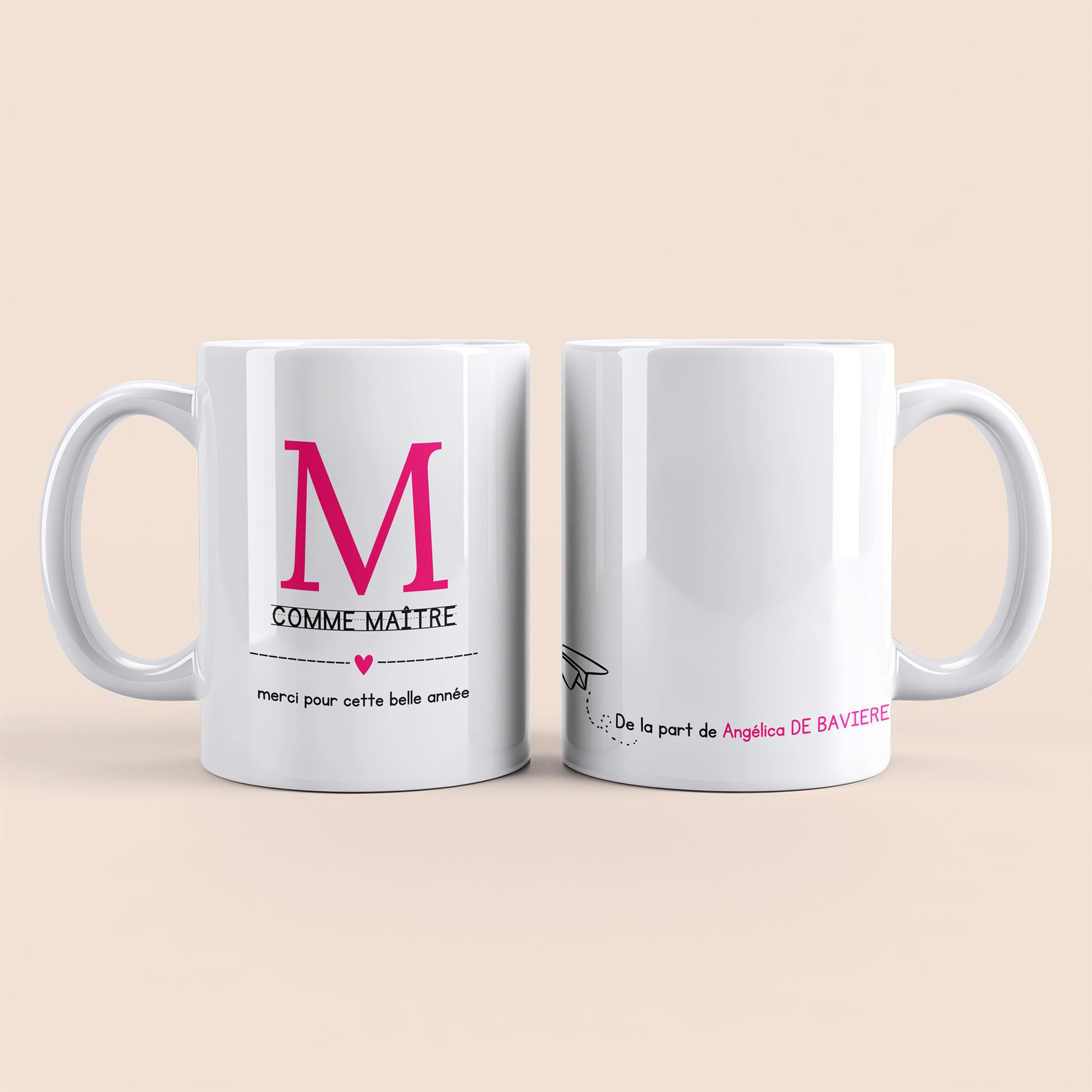 Mug blanc. Lettre M (maître) et un cœur rose plus texte à gauche. Texte personnalisé avec nom à droite.