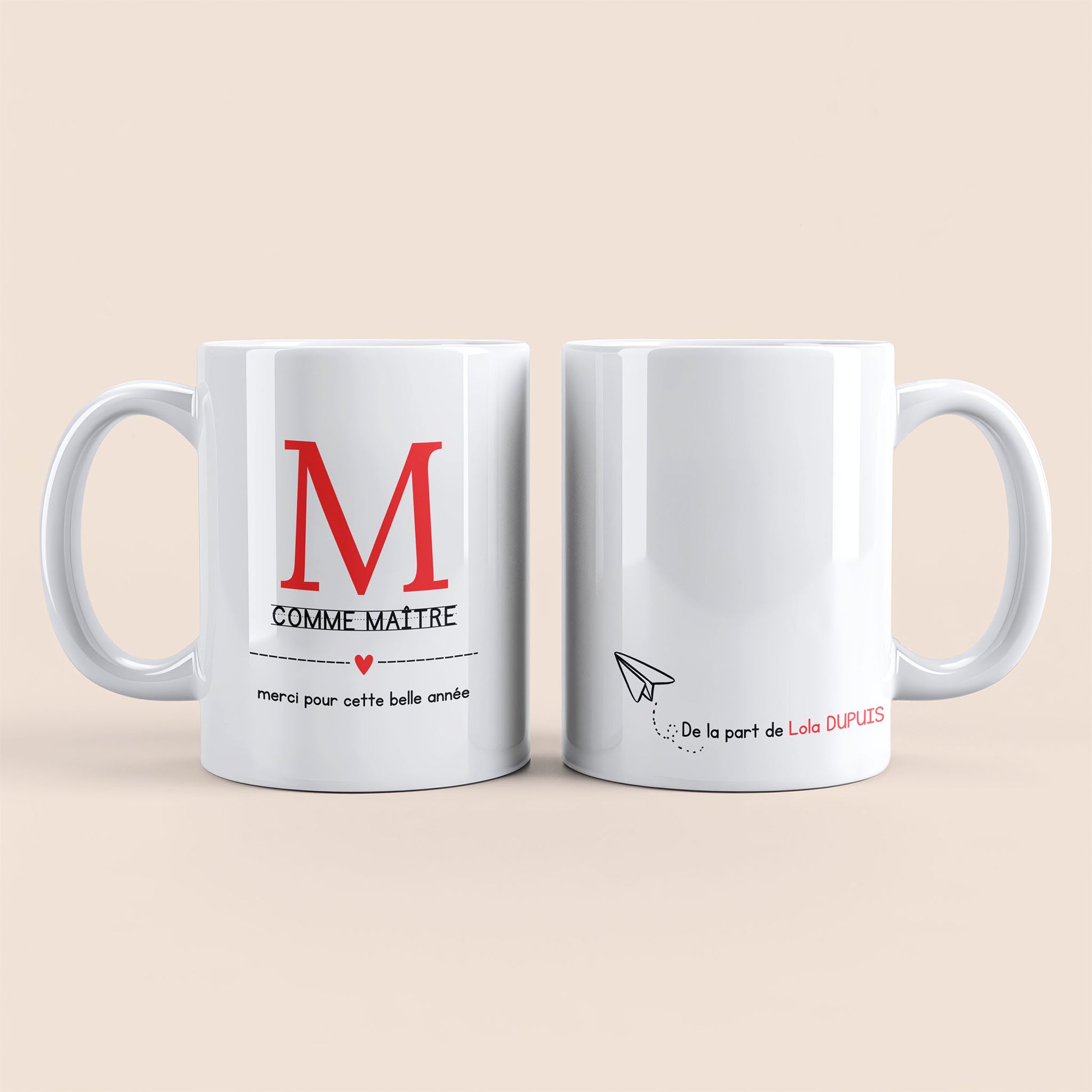 Mug blanc. Lettre M (maître) et un cœur rouge plus texte à gauche. Texte personnalisé avec nom à droite.