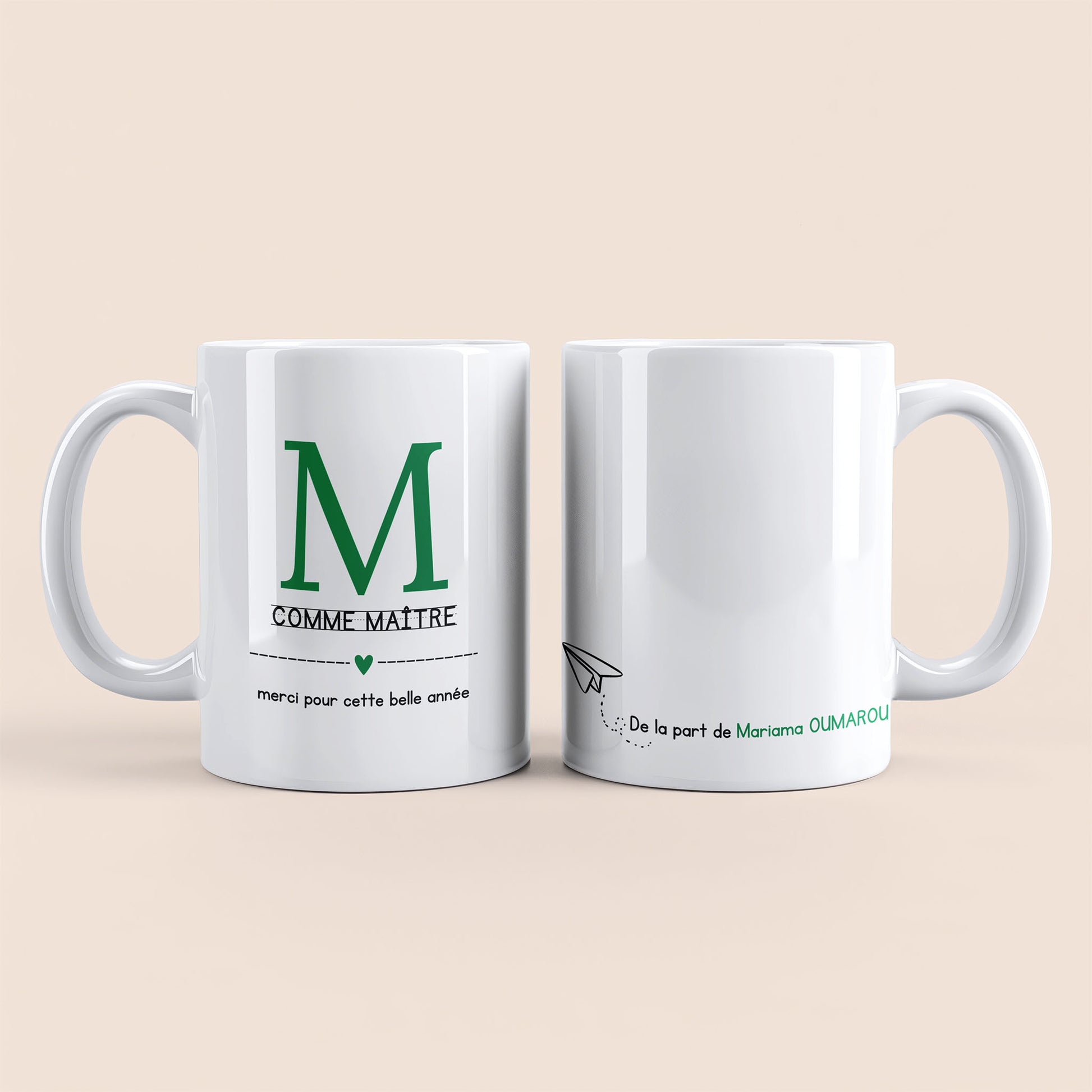 Mug blanc. Lettre M (maître) et un cœur vert plus texte à gauche. Texte personnalisé avec nom à droite.