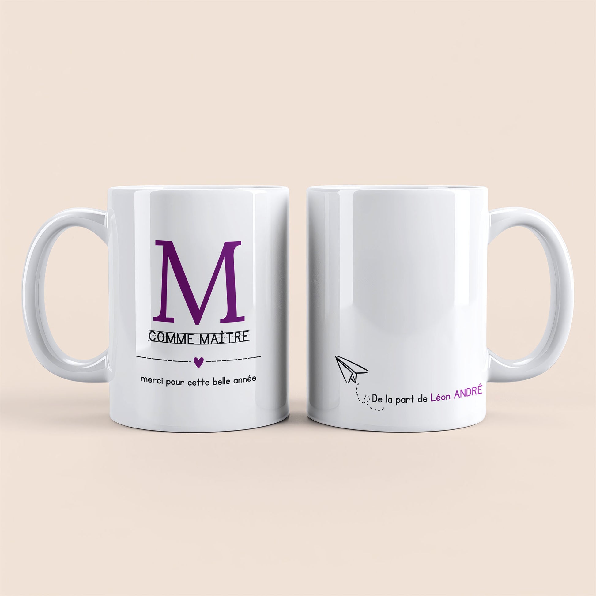 Mug blanc. Lettre M (maître) et un cœur violet plus texte à gauche. Texte personnalisé avec nom à droite.