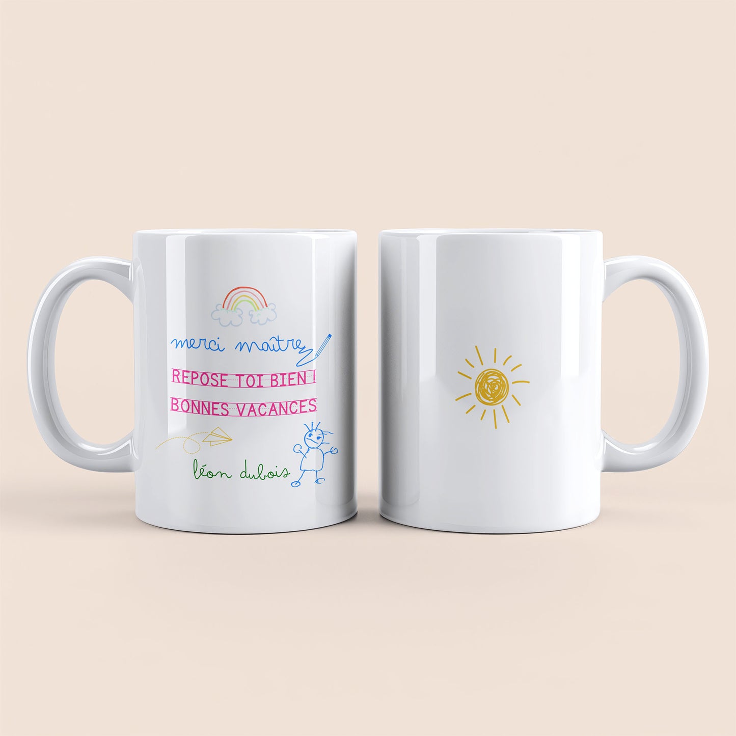 Mug blanc. Dessin soleil jaune au centre à droite. Texte "Merci maître", "Repose toi bien, bonne vacances", "Léon Dubois" personnalisable plus dessin arc-en-ciel, avion en papier et petit garçon à gauche.