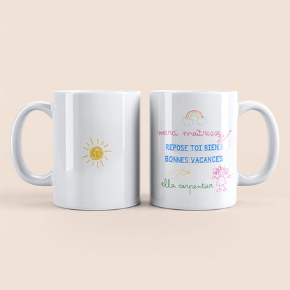 Mug blanc. Dessin soleil jaune au centre à gauche. Texte "Merci maîtresse", "Repose toi bien, bonne vacances", "Ella Carpentier" personnalisable plus dessin arc-en-ciel, avion en papier et petite fille à droite.