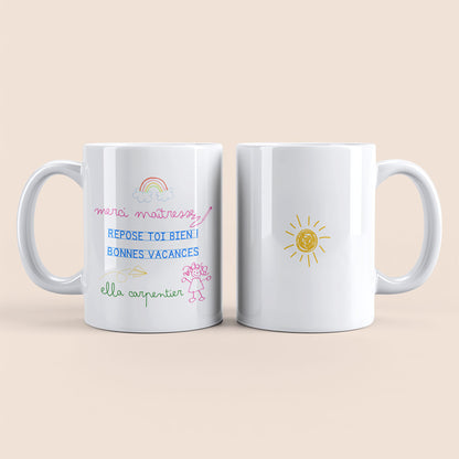 Mug blanc. Dessin soleil jaune au centre à droite. Texte "Merci maîtresse", "Repose toi bien, bonne vacances", "Ella Carpentier" personnalisable plus dessin arc-en-ciel, avion en papier et petite fille à gauche.