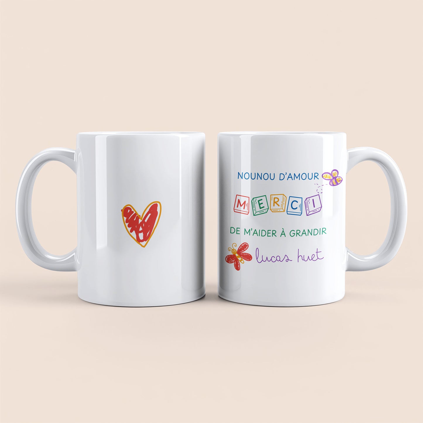Mug blanc. Dessin cœur rouge et orange au centre à gauche. Texte "Nounou d'amour", "Merci de m'aider à grandir", " Lucas Huet" personnalisable et dessin abeille et papillon à droite.