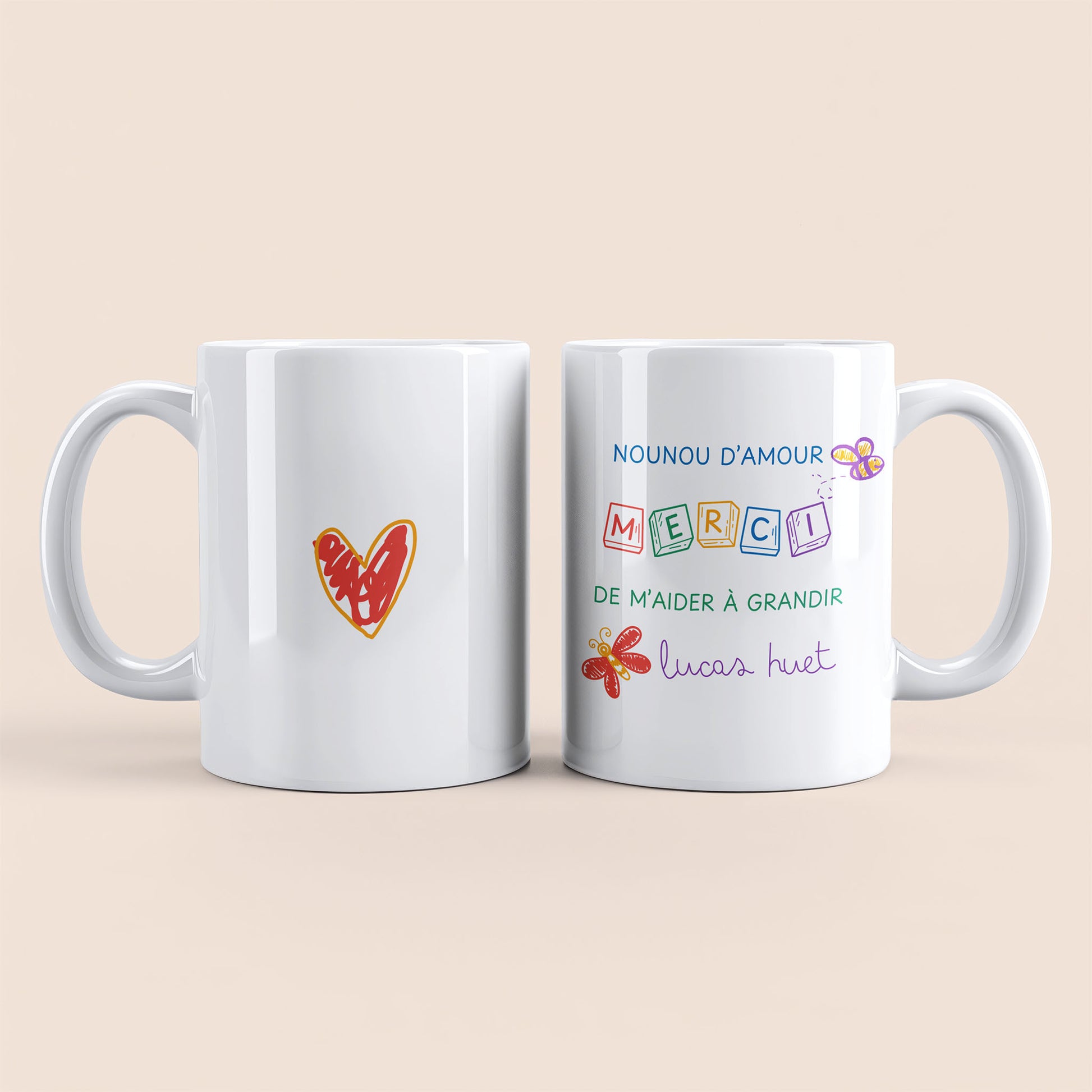 Mug blanc. Dessin cœur rouge et orange au centre à gauche. Texte "Nounou d'amour", "Merci de m'aider à grandir", " Lucas Huet" personnalisable et dessin abeille et papillon à droite.