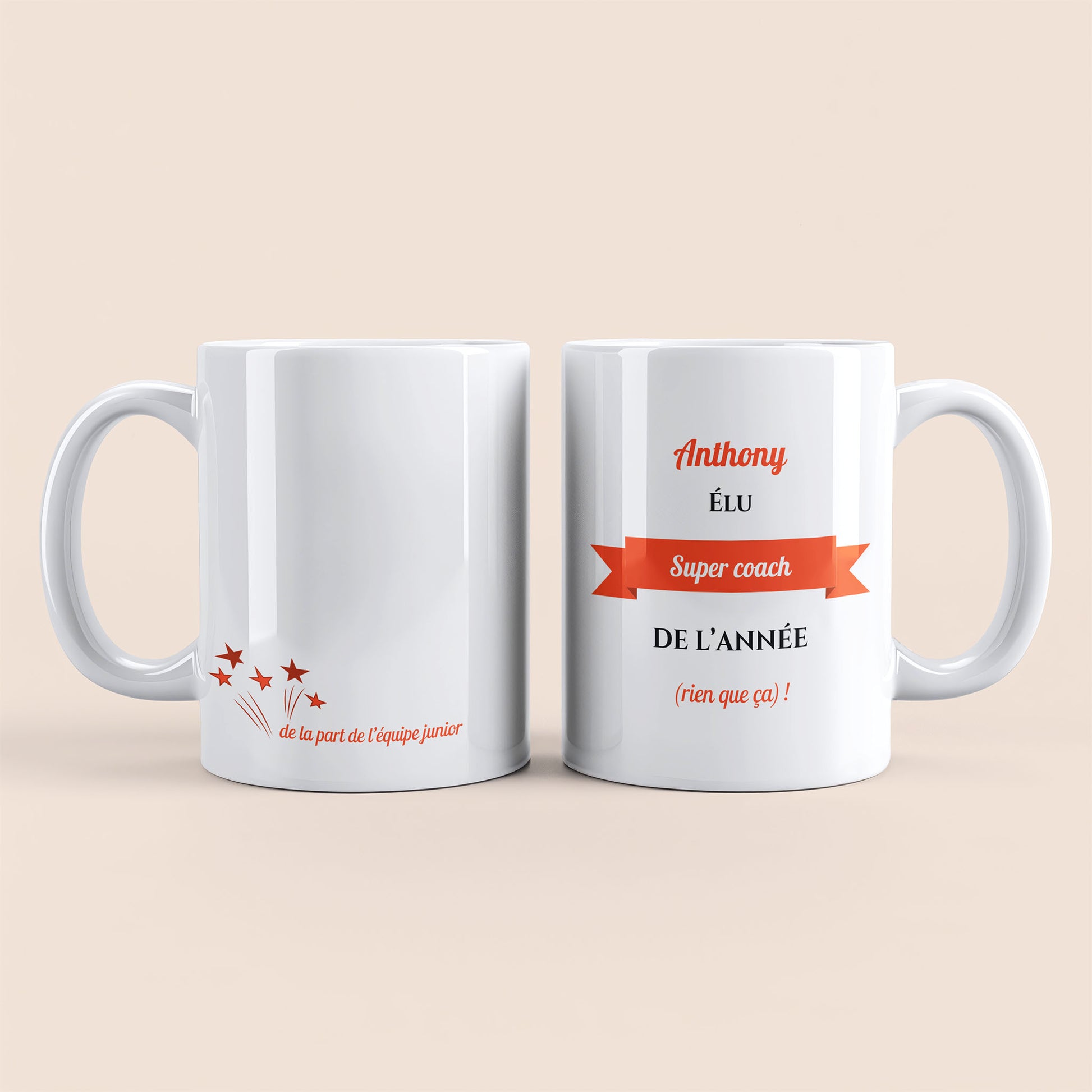 Mug blanc. Texte et banderole personnalisés avec nom orange à droite. Etoiles plus texte personnalisé avec nom à gauche.