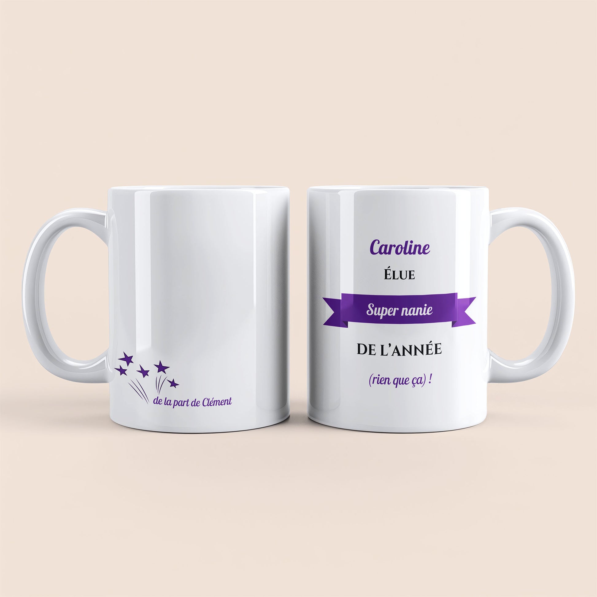 Mug blanc. Texte et banderole personnalisés avec nom violet à droite. Etoiles plus texte personnalisé avec nom à gauche.
