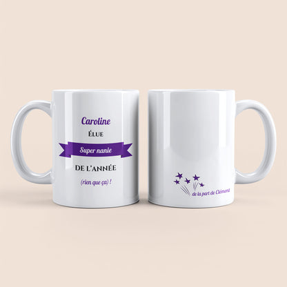 Mug blanc. Texte et banderole personnalisés avec nom violet à gauche. Etoiles plus texte personnalisé avec nom à droite.