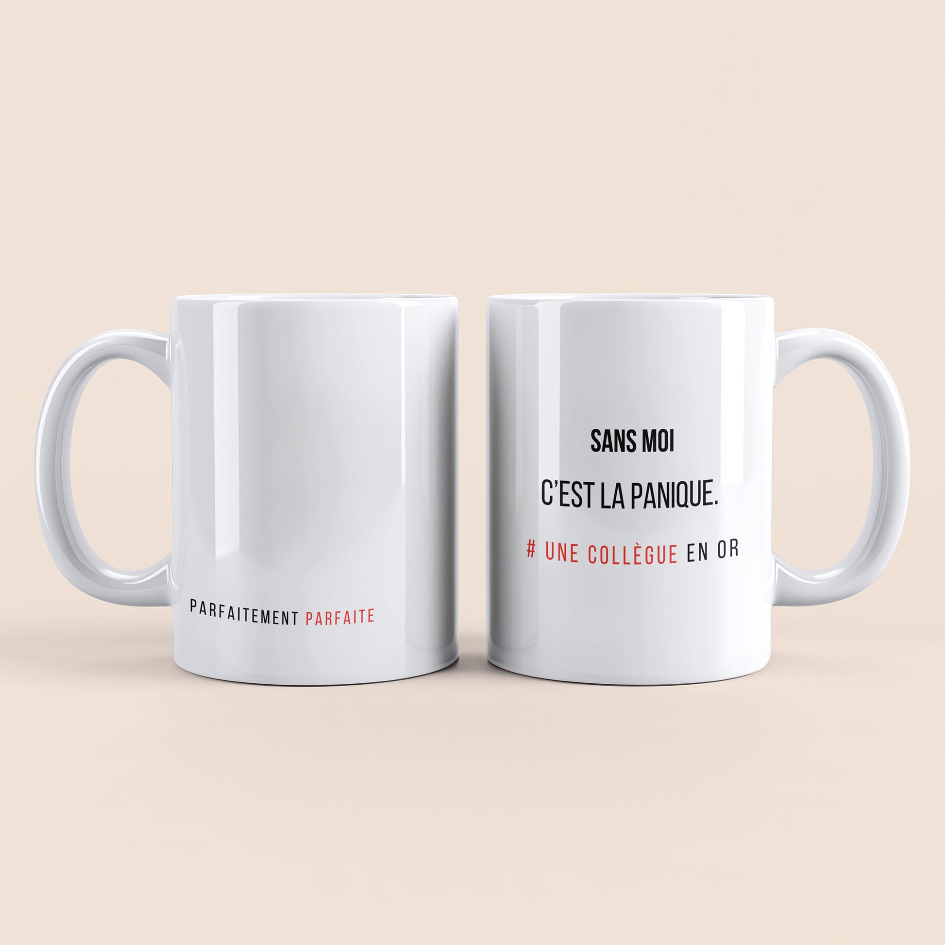 Mug blanc. Texte "Parfaitement parfaite" en bas à gauche. Texte "Sans moi c'est la panique. #une collègue en or" personnalisable à droite.