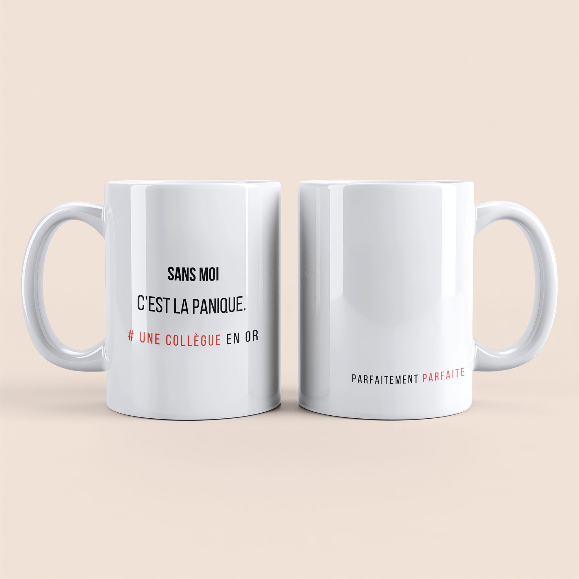 Mug blanc. Texte "Parfaitement parfaite" en bas à droite. Texte "Sans moi c'est la panique. #une collègue en or" personnalisable à gauche.
