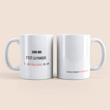 Mug blanc. Texte "Parfaitement parfaite" en bas à droite. Texte "Sans moi c'est la panique. #une collègue en or" personnalisable à gauche.