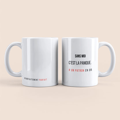Mug blanc. Texte "Parfaitement parfait" en bas à gauche. Texte "Sans moi c'est la panique. #un patron en or" personnalisable à droite.
