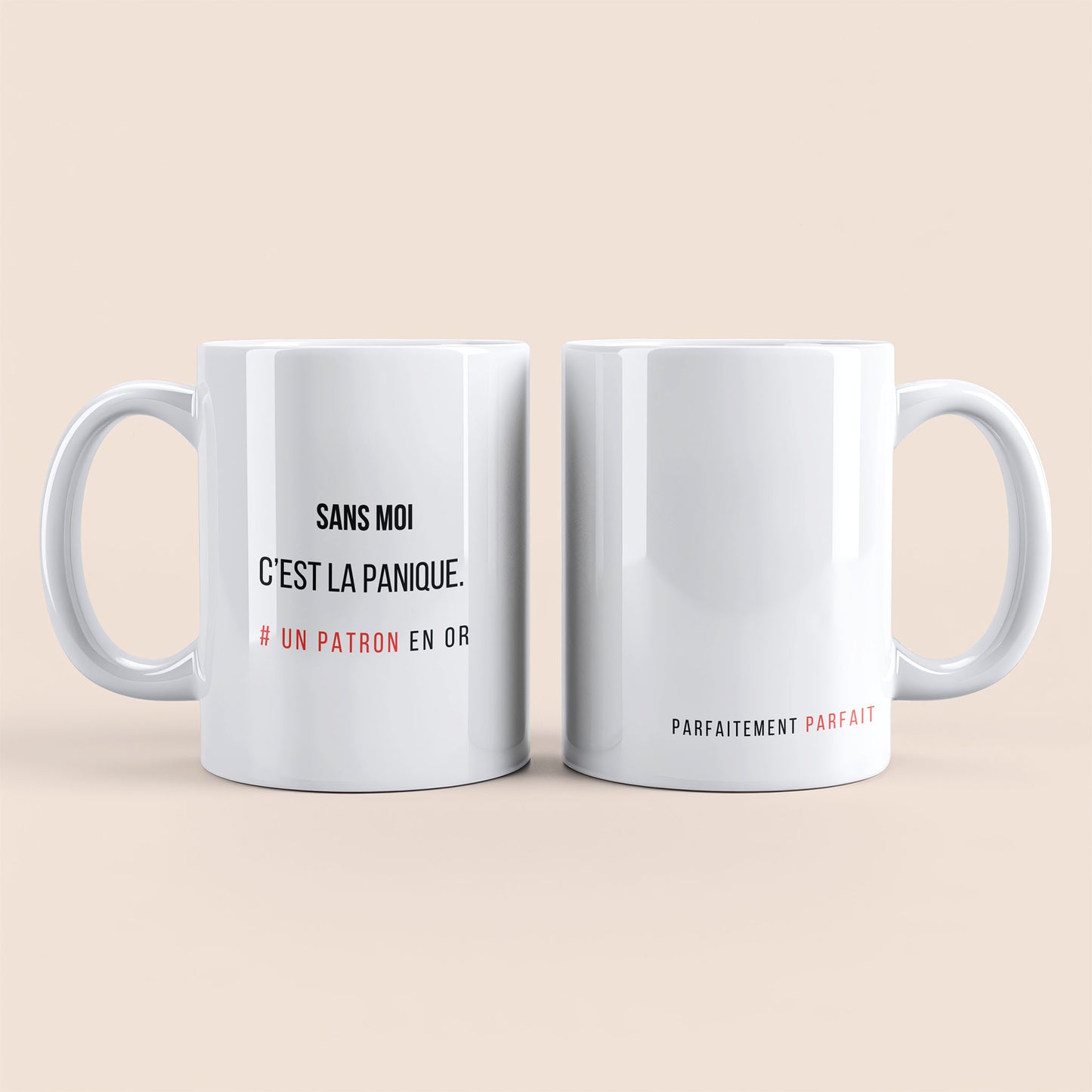 Mug blanc. Texte "Parfaitement parfait" en bas à droite. Texte "Sans moi c'est la panique. #un patron en or" personnalisable à gauche.