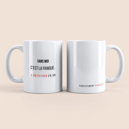 Mug blanc. Texte "Parfaitement parfait" en bas à droite. Texte "Sans moi c'est la panique. #un patron en or" personnalisable à gauche.