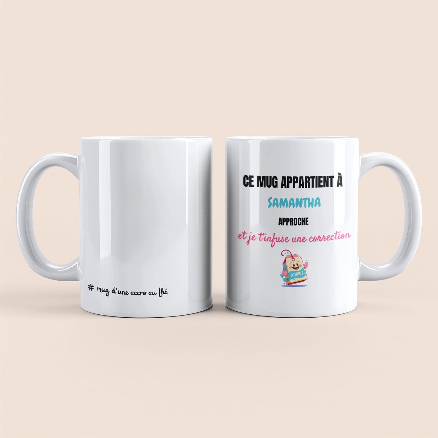 Mug blanc. Texte "#mug d'une accro au thé" en bas à gauche. Texte "Ce mug appartient à prénom, approche et je te t'infuse une correction" personnalisé et un sachet de thé souriant à droite.