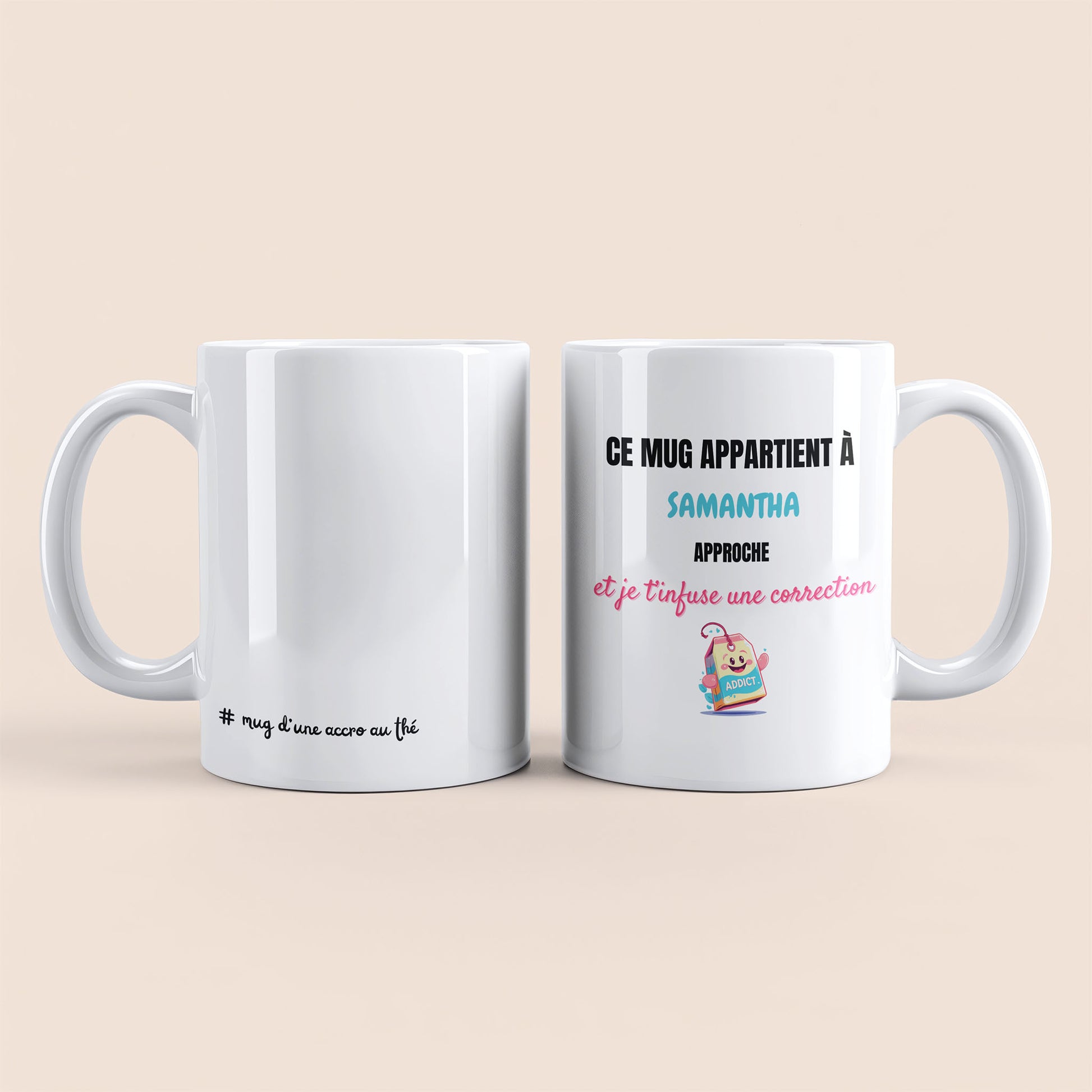 Mug blanc. Texte "#mug d'une accro au thé" en bas à gauche. Texte "Ce mug appartient à prénom, approche et je te t'infuse une correction" personnalisé et un sachet de thé souriant à droite.