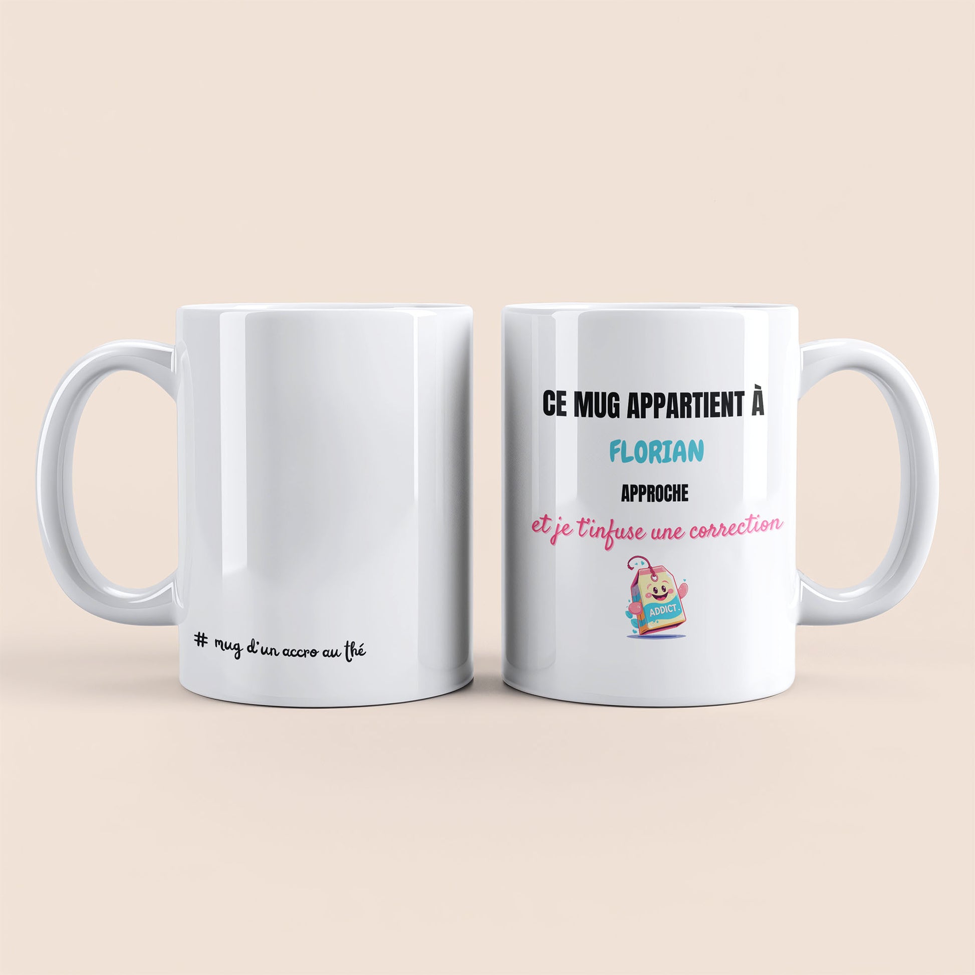 Mug blanc. Texte "#mug d'un accro au thé" en bas à gauche. Texte "Ce mug appartient à prénom, approche et je te t'infuse une correction" personnalisé et un sachet de thé souriant à droite.
