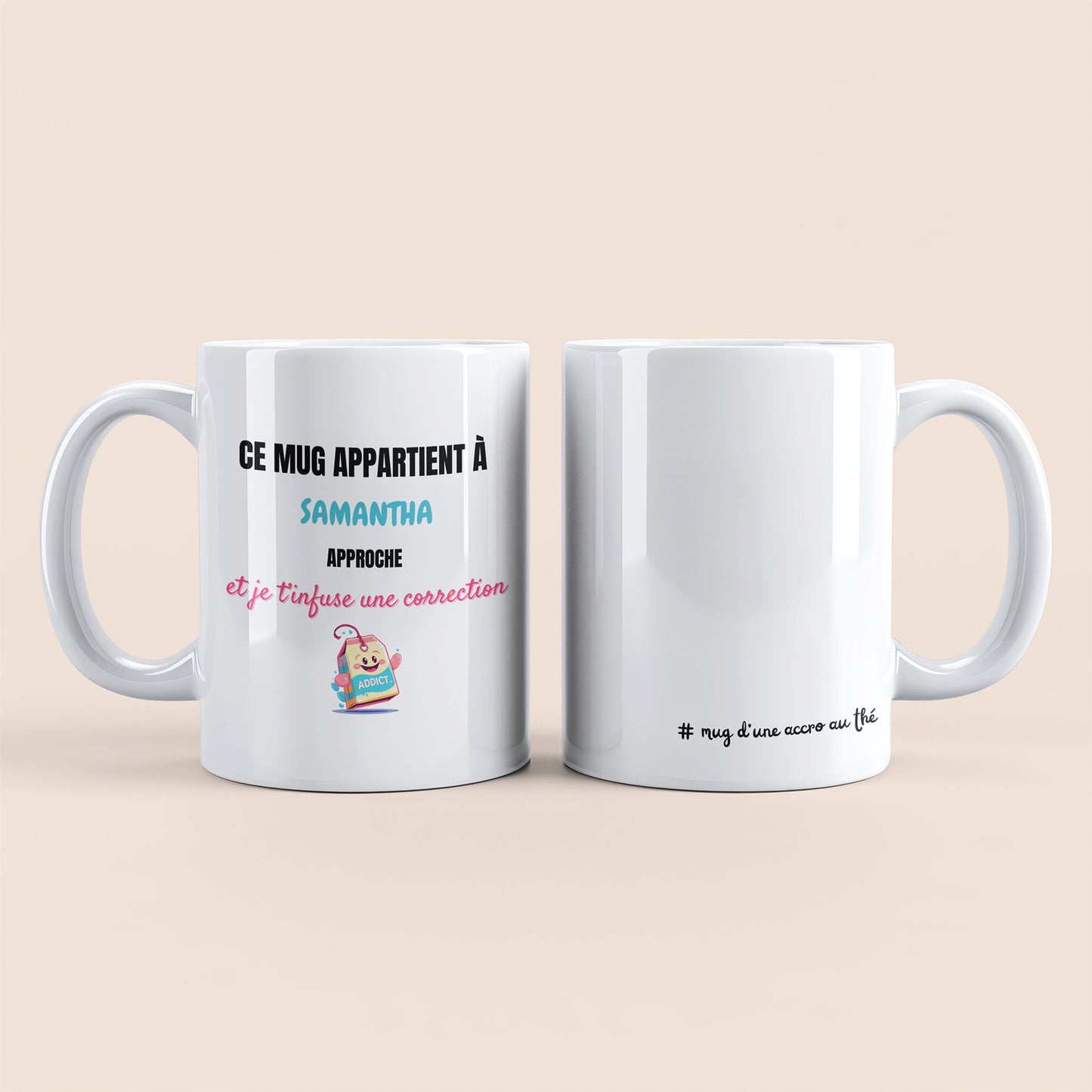 Mug blanc. Texte "#mug d'une accro au thé" en bas à droite. Texte "Ce mug appartient à prénom, approche et je te t'infuse une correction" personnalisé et un sachet de thé souriant à gauche.