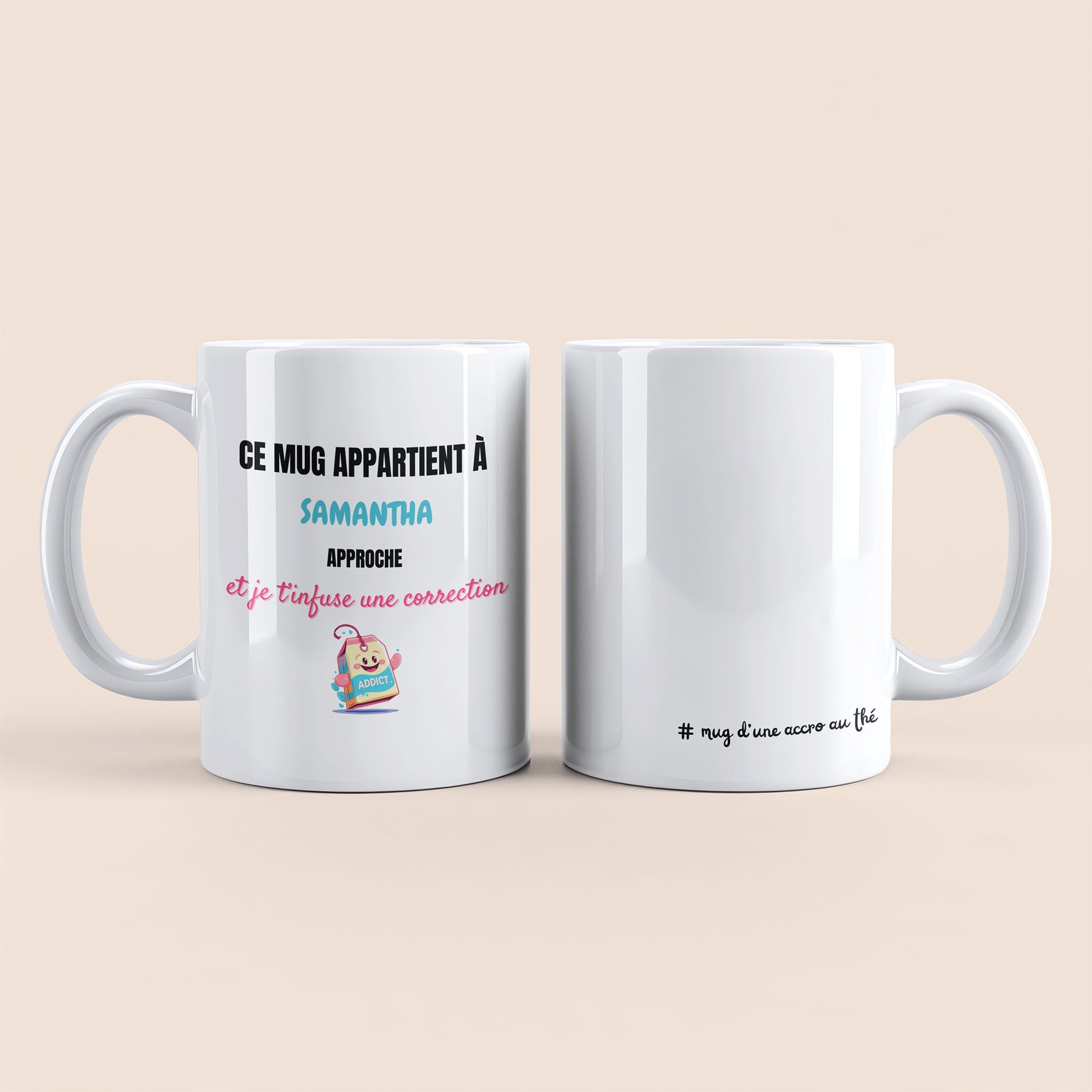 Mug blanc. Texte "#mug d'une accro au thé" en bas à droite. Texte "Ce mug appartient à prénom, approche et je te t'infuse une correction" personnalisé et un sachet de thé souriant à gauche.