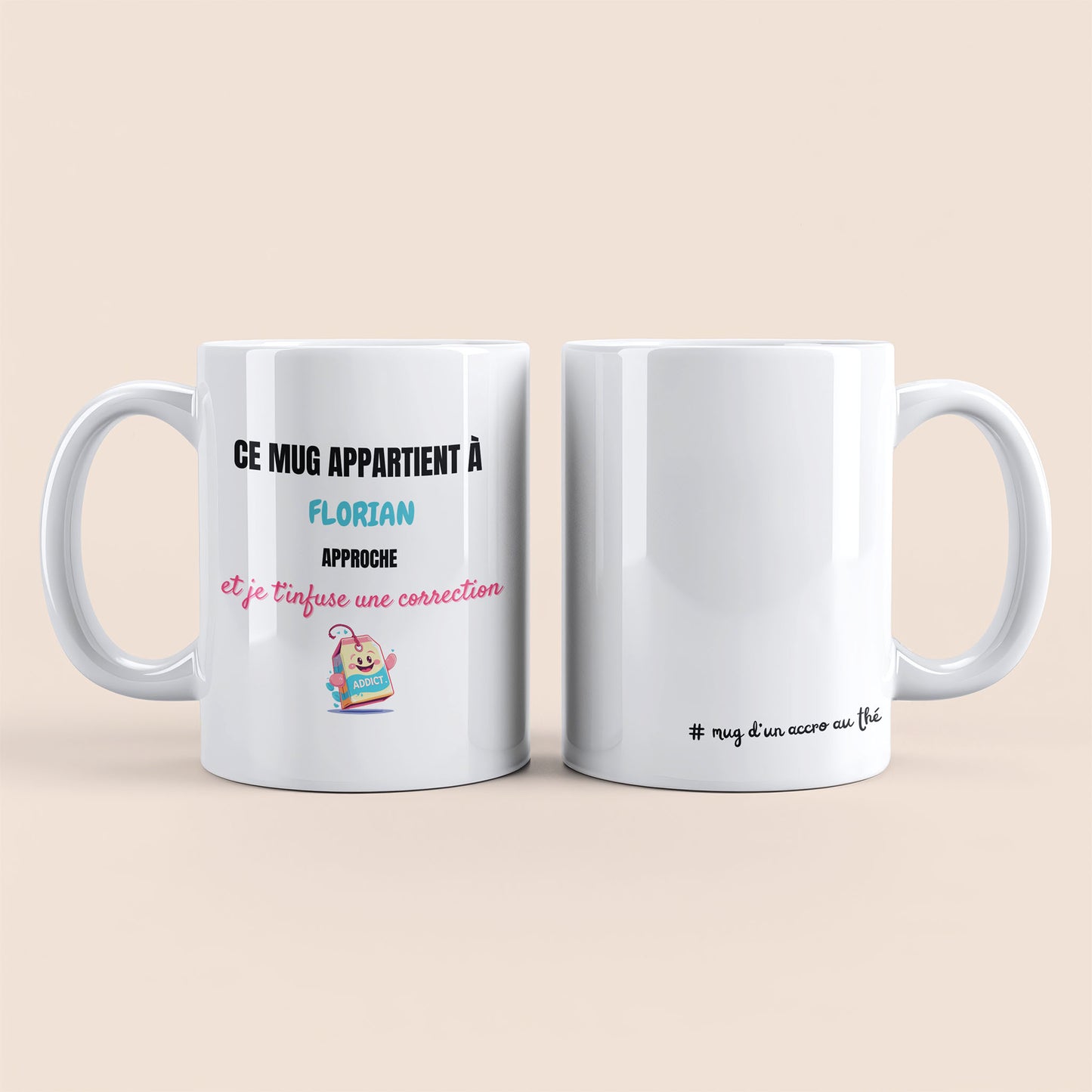 Mug blanc. Texte "#mug d'un accro au thé" en bas à droite. Texte "Ce mug appartient à prénom, approche et je te t'infuse une correction" personnalisé et un sachet de thé souriant à gauche.