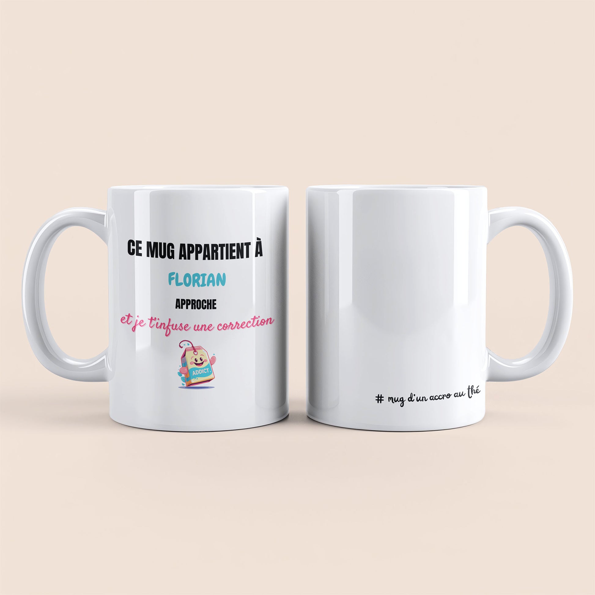 Mug blanc. Texte "#mug d'un accro au thé" en bas à droite. Texte "Ce mug appartient à prénom, approche et je te t'infuse une correction" personnalisé et un sachet de thé souriant à gauche.
