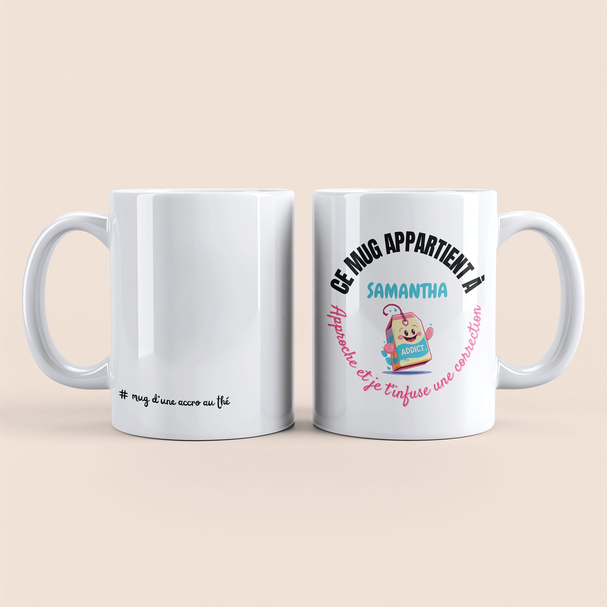 Mug blanc. Texte "#mug d'une accro au thé" en bas à gauche. Texte arrondi "Ce mug appartient à prénom, approche et je te t'infuse une correction" personnalisé et un sachet de thé souriant à droite.