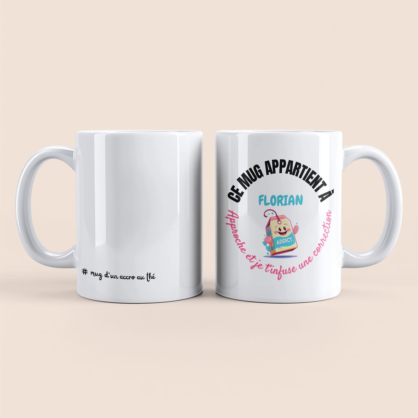 Mug blanc. Texte "#mug d'un accro au thé" en bas à gauche. Texte arrondi "Ce mug appartient à prénom, approche et je te t'infuse une correction" personnalisé et un sachet de thé souriant à droite.