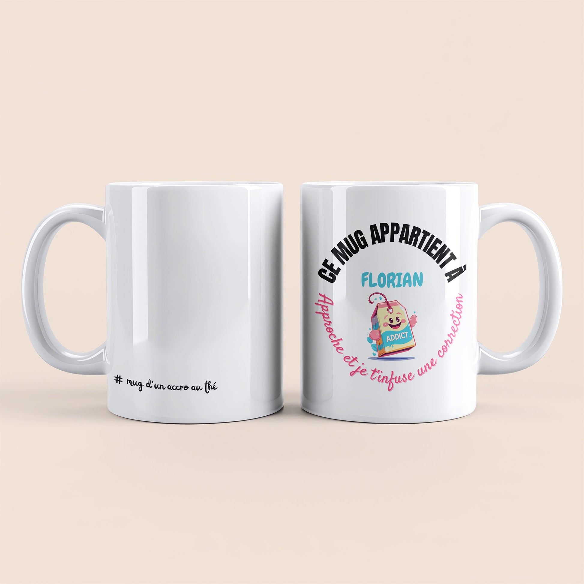 Mug blanc. Texte "#mug d'un accro au thé" en bas à gauche. Texte arrondi "Ce mug appartient à prénom, approche et je te t'infuse une correction" personnalisé et un sachet de thé souriant à droite.