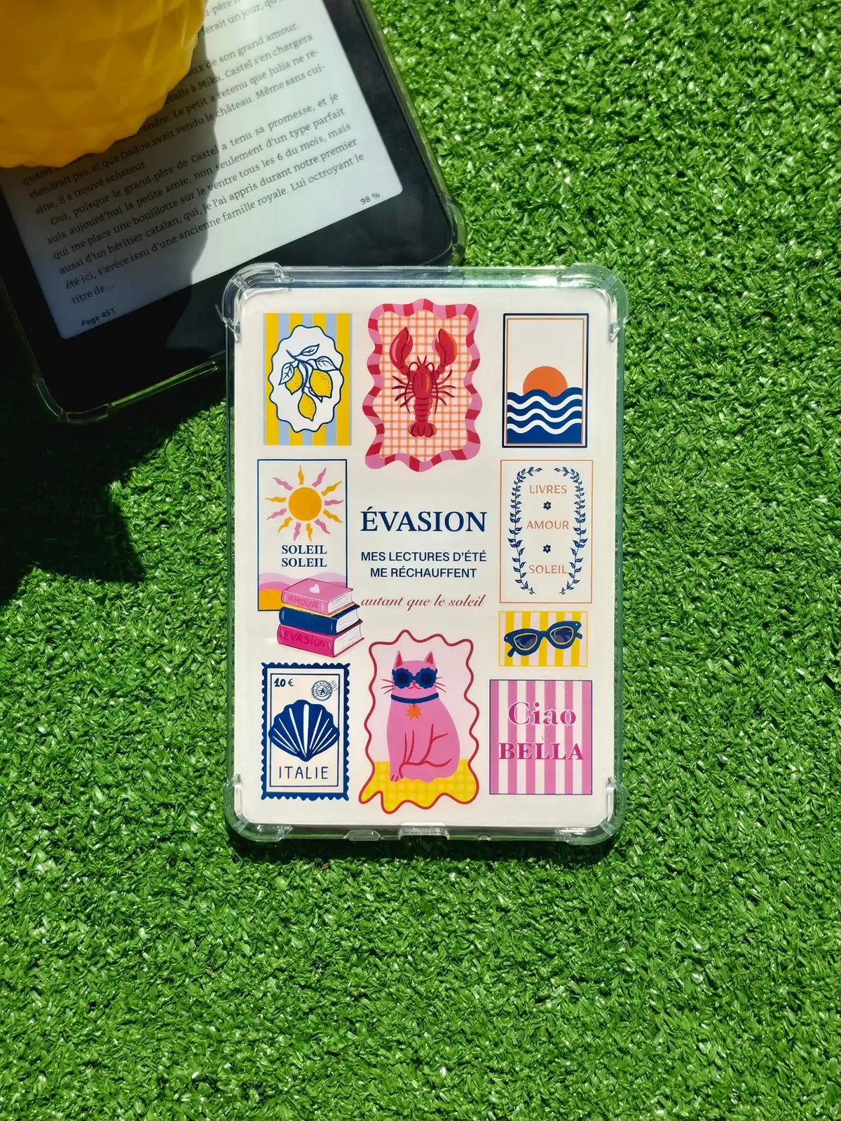Un insert évasion pour liseuse sur fond d'herbe verte.