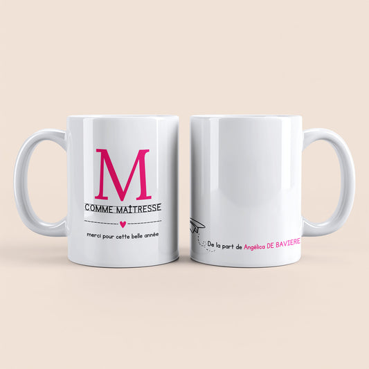 mug merci maîtresse personnalisé avec lettre m rose, cœur et prénom d’enfant, anse à gauche, cadeau tendre pour dire merci en fin d’année scolaire