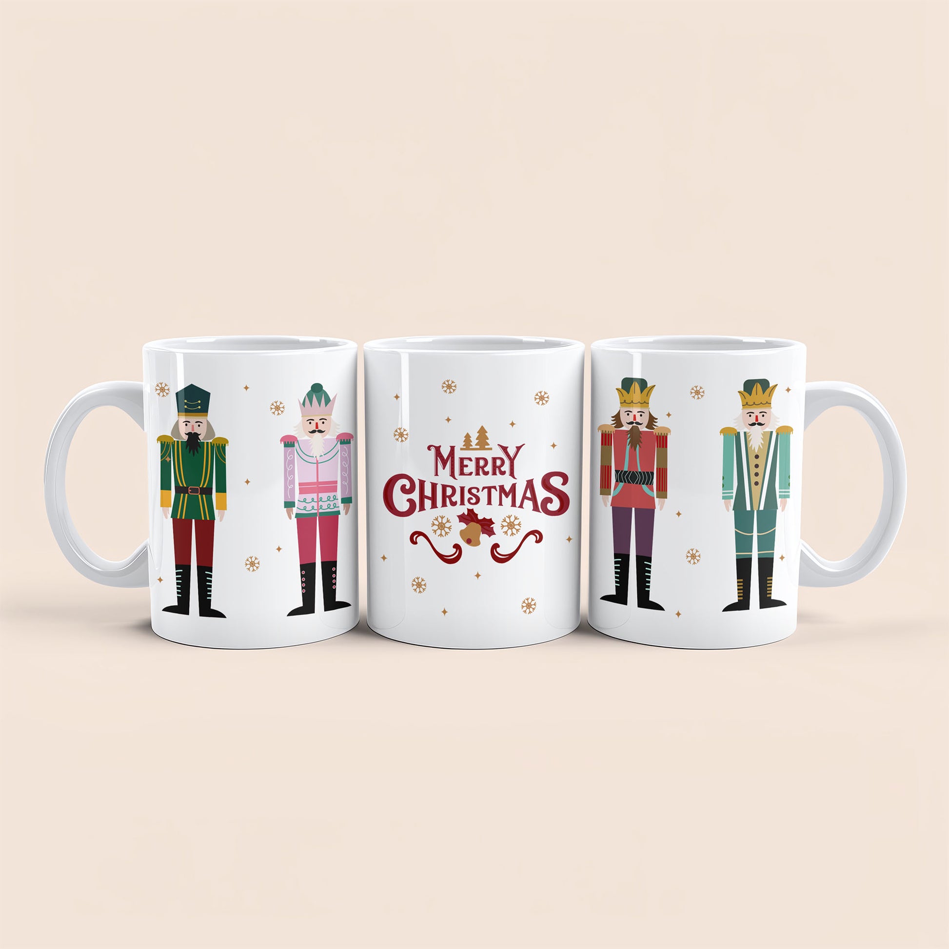 Trois vues d’un mug de Noël décoré de casse-noisettes et de l’inscription Merry Christmas