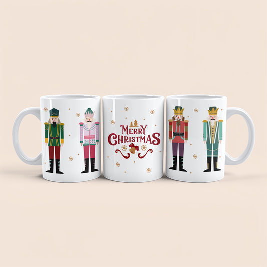 Trois vues d’un mug de Noël décoré de casse-noisettes et de l’inscription Merry Christmas